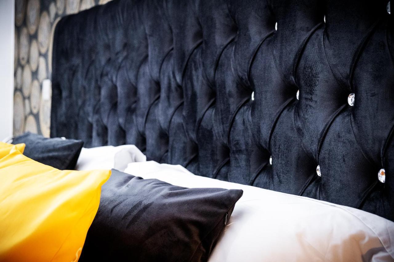 Maevela Apartments - Arcadian Versace Themed Apt ☆ Huge Balcony / Free Parking → Free Netflix -2 Min Walk From Birmingham Hippodrome Theatre, Arcadian, China Town, Sidewalk Club, Gay Village, 5 Mins From New Street Train Station - Birmingham Grand Ce מראה חיצוני תמונה